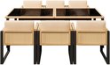 Een eethoek met zes beige stoelen met rotan zijkanten en een tafel met twee zwarte glazen bladen.