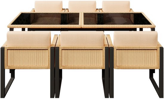 Een eethoek met zes beige stoelen met rotan zijkanten en een tafel met twee zwarte glazen bladen.