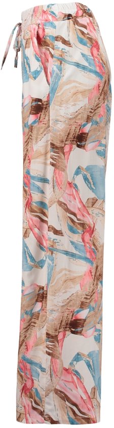 Zijzicht van wijde broek met aquarelprint in blauw, roze en bruin.