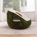 Een groene avocadovormige zitzak met een witte voering en een bruine pit, met een zijvak voor een telefoon.