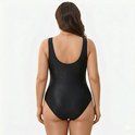 Vue arrière d'un mannequin portant un maillot de bain noir brillant.