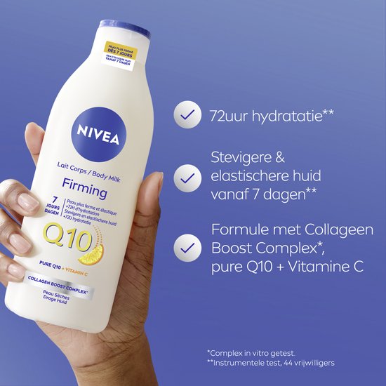 Hand met NIVEA bodylotion fles. Tekst op de fles: '72 uur hydratatie', 'stevigere huid'.