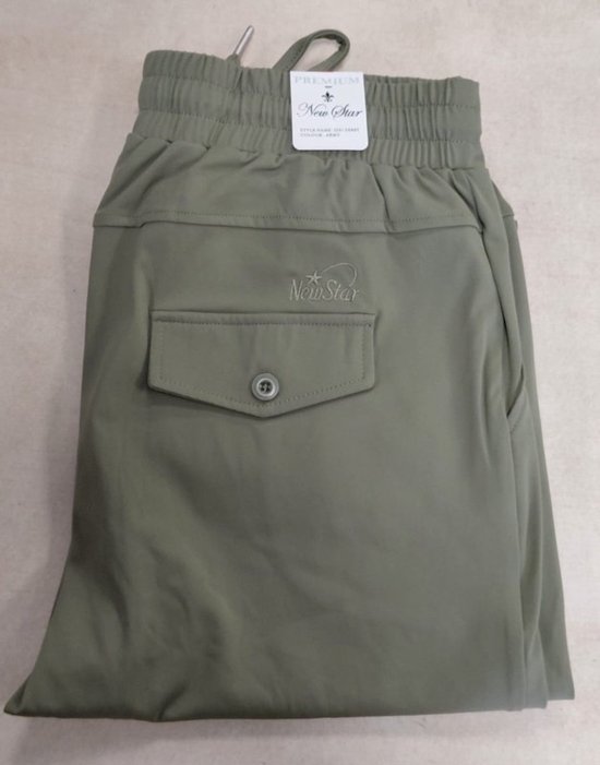 Donkergroene capri broek met elastische tailleband, trekkoord, zak met knoopsluiting en 'New Star' logo.