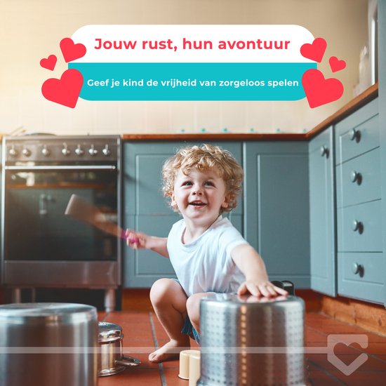 Een lachende peuter speelt in een keuken met potten en pannen, met het opschrift 'Jouw rust, hun avontuur'.