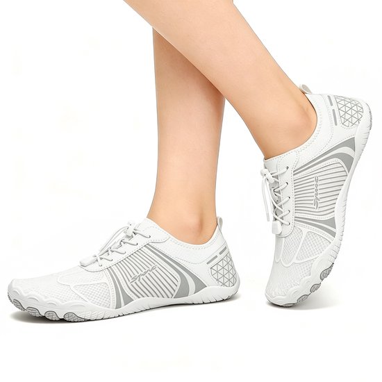 Witte waterschoenen met grijze accenten, veters en geometrische patronen op de hiel.