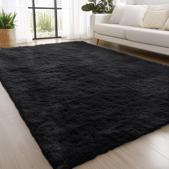 Tapis noir à poils longs dans un salon décoré de manière moderne avec un canapé blanc.