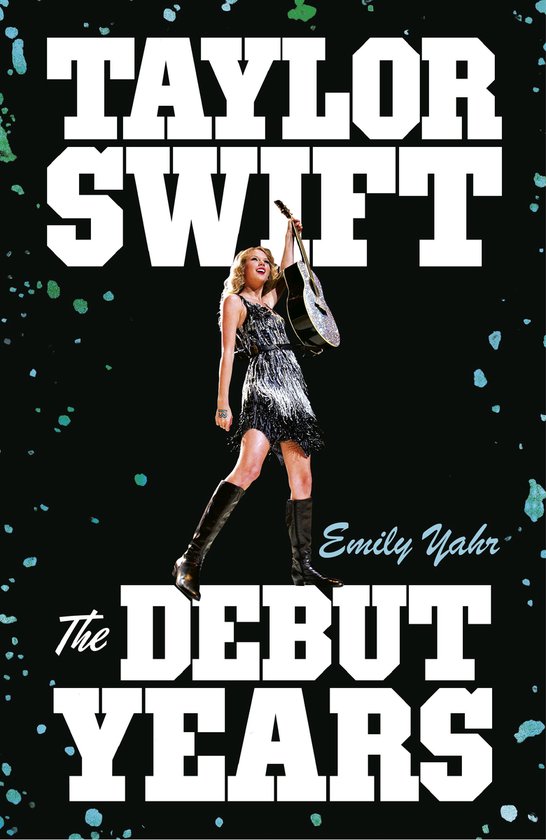 Taylor Swift in een glinsterende jurk en zwarte laarzen, houdt een gitaar omhoog. Titel: Taylor Swift: The Debut Years.
