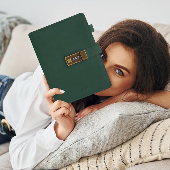 Vrouw liggend op bank met groen dagboek met cijferslot