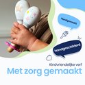 Un enfant tenant deux maracas blancs peints d'étoiles pastel, avec 'Fait à la main' et 'Peint à la main' dans des bulles.