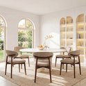 Zes bruine stoffen stoelen met houten poten rond een witte tafel.