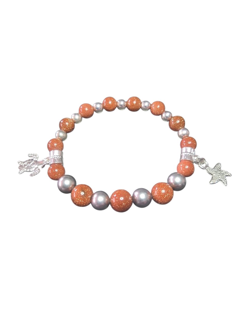 Zandsteen edelsteen armband met zeester en schildpad bedels.