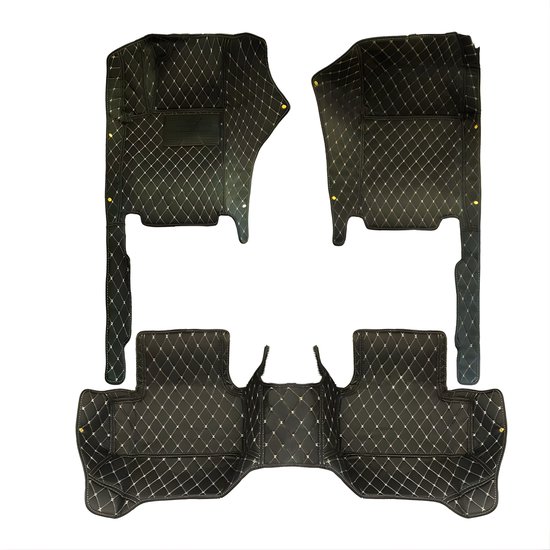 Tapis de sol noirs avec un motif en losange et des coutures blanches, sur fond blanc.