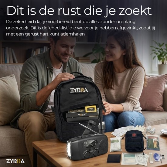 Een koppel bekijkt een open ZYBRA noodrugzak in een woonkamer.