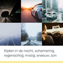 Gele nachtbril met donkere glazen, die op een auto wordt gedragen voor nachtelijk rijden, met regen op de voorruit.