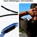 Close-up van zwarte bandjes en een man die een activity tracker draagt.