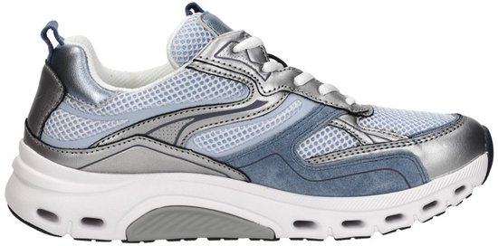 Zijzicht van een lichtblauwe Gabor sneaker met zilveren en grijze details.