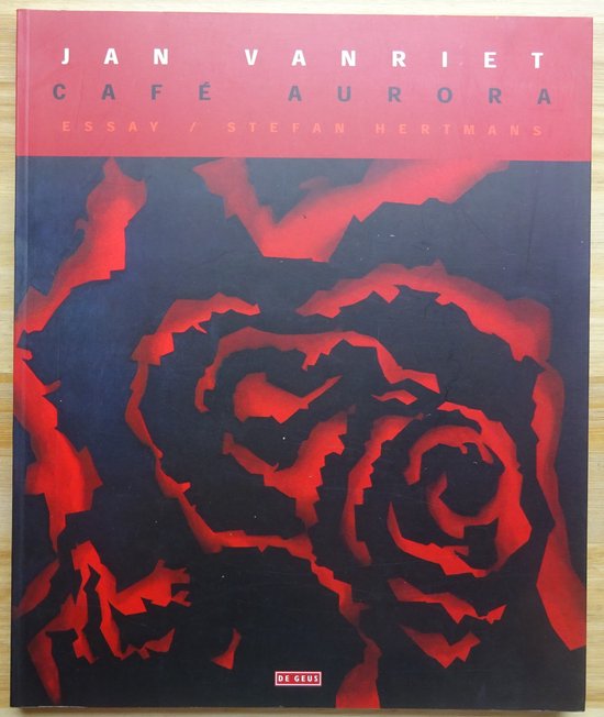 Boek 'Café Aurora' met een abstracte rode roos op een donkerblauwe achtergrond. Titel en auteurs bovenaan.