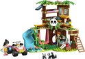 LEGO Friends Pandaopvang speelset met boomhut, glijbaan, quad, twee meisjes en panda's.
