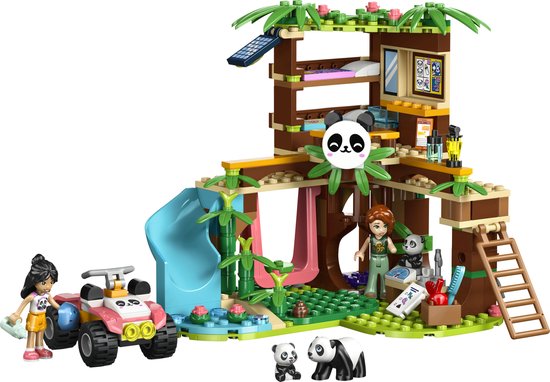LEGO Friends Pandaopvang speelset met boomhut, glijbaan, quad, twee meisjes en panda's.