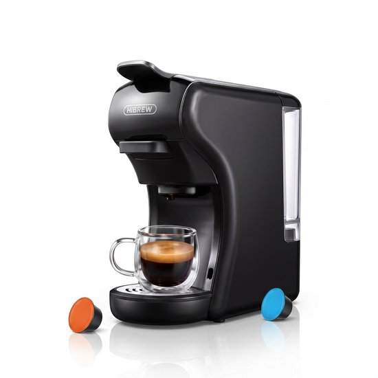 Zwart HiBrew capsule koffiezetapparaat met een glas espresso en twee capsules op de voorgrond.