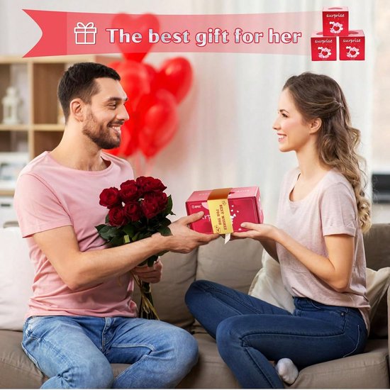 Man geeft vrouw een rode verrassingsdoos met een boeket rozen.