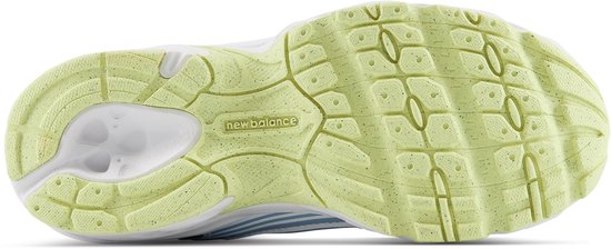 Zool van een witte sneaker met limegroene accenten en het New Balance logo.