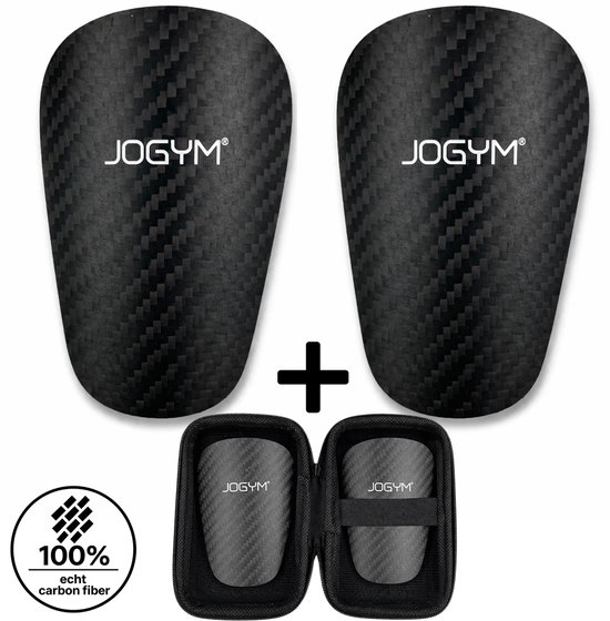 Twee zwarte, koolstofvezel scheenbeschermers met "JOGYM" logo. Inclusief open opbergdoosje.