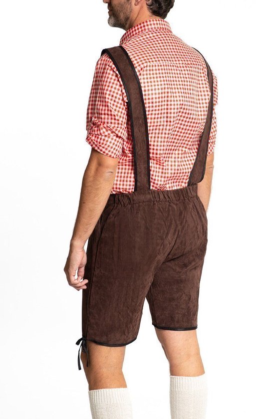Achterkant van bruine lederhosen met bretels en rood-wit geruit shirt. Hoge witte sokken.