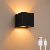 Zwarte vierkante wandlamp die lichtstralen omhoog en omlaag projecteert, met USB-C oplaadkabel.