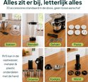Zwarte keukenmachine met 33 accessoires voor bakken, blenden, malen, pasta, groenten, koekjes en worst.