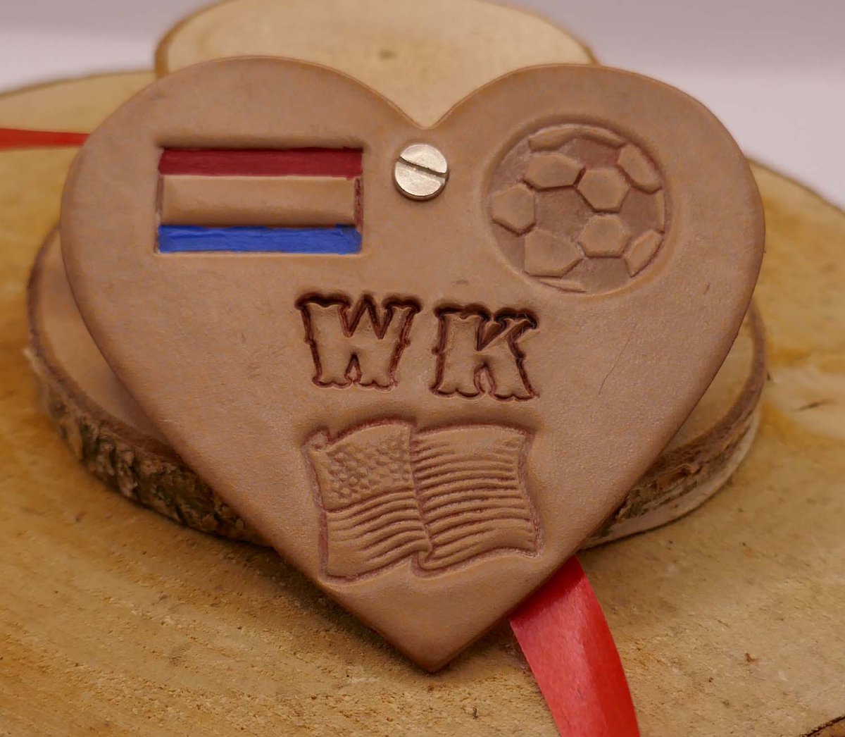 Leren hartje medaille WK voetbal toernooi vlag, voetbal, Amerikaanse vlag - lederen medaille wereldkampioenschap voetbal 2026 - medaille liefde voor voetbal toernooi - leuke ketting / medaille voor voetbal fan - Nederlandse voetbal fan item