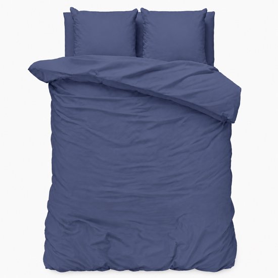 Een compleet donkerblauw bed opgemaakt met een dekbedovertrek en twee kussenslopen, op een witte achtergrond.