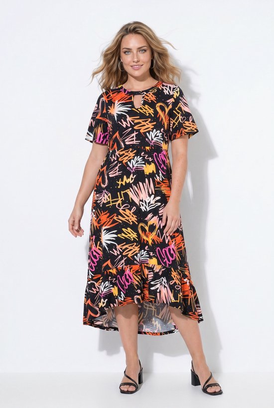 Model draagt een zwarte maxi-jurk met oranje en roze graffitiprint, korte mouwen en een opengewerkte halslijn.