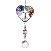Levensboom-suncatcher in hartvorm met regenboogkleurige edelstenen, koperdraad, kristallen en een grote geslepen kristalbal.