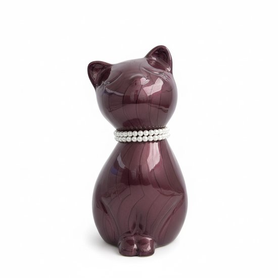 Chat violet avec collier de perles, vu de face.