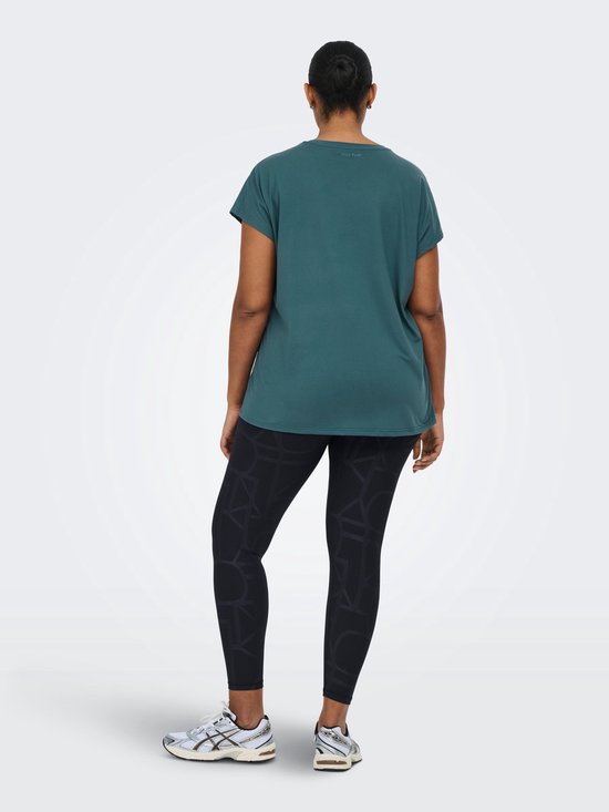 Model in een petrolkleurig sportshirt met korte mouwen en een tekstprint op de achterkant, en een zwarte legging met grafische print.
