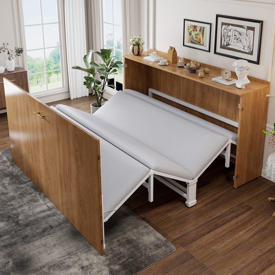 Kastbed in houtkleur deels uitgeklapt in een kamer, met een lichtgrijs matras.