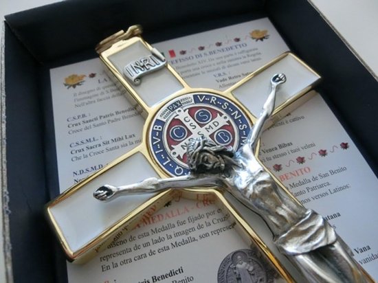 Witte Sint Benedictus Kruis - Exorcisme Kruis Muurdecoratie - Religieuze Decoratie - Handgeëmailleerd Medaillon - 20 cm - Wit Goud — afbeelding 3