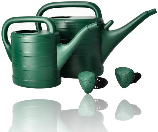 Un grand et un petit arrosoir vert foncé, côte à côte avec deux pommeaux devant. Les deux arrosoirs ont des nervures horizontales et un bec incurvé.
