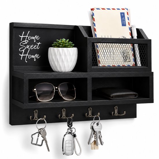 Zwarte wandorganizer met memo bord "Home Sweet Home", plantje, postvak, legplankjes met zonnebril en portemonnee, en vier haken met sleutels.