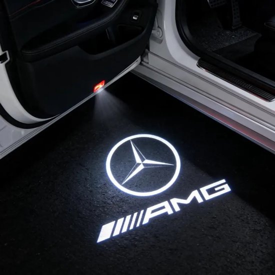 Verlicht AMG-logo projectie op de grond naast de geopende autodeur.