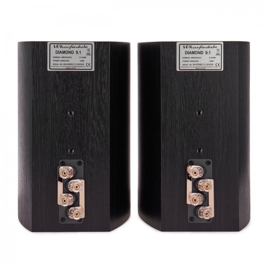 Achterkant van twee zwarte Wharfedale Diamond 9.1 luidsprekers met aansluitingen.