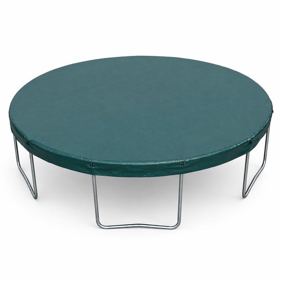 Een ronde groene trampolinehoes bedekt een trampoline op een witte achtergrond.