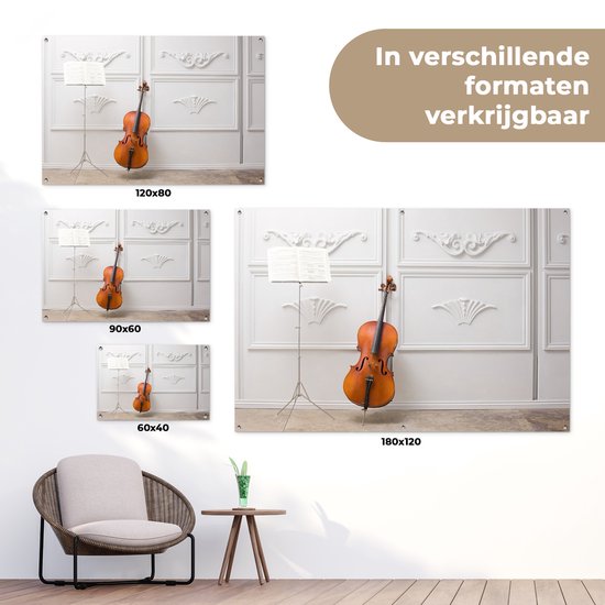 Tuinposter 180x120 cm - Tuindecoratie Een cello tegen een witte muur - Poster voor in de tuin - Buiten decoratie - Schutting tuinschilderij - Tuindoek muurdecoratie - Wanddecoratie balkondoek