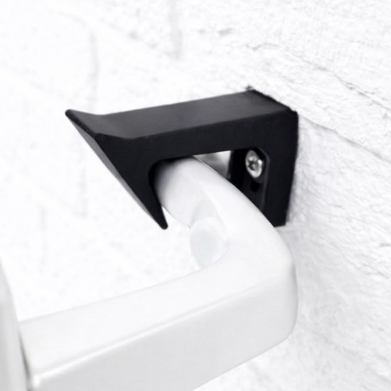 Zwarte deurklinkhaak bevestigd aan een witte muur, met een zilverkleurige deurklink.