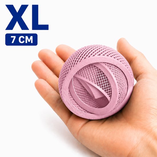 XL (7 cm) roze fidget spinner bal in de handpalm. Het rasterpatroon is zichtbaar.