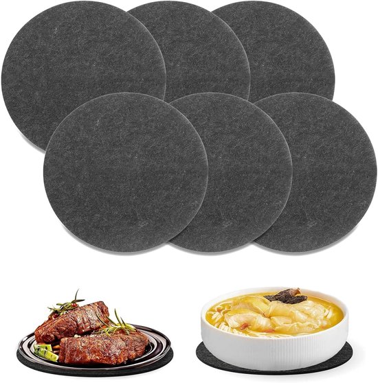 Set van zes ronde donkergrijze vilten onderzetters, met afbeeldingen van een bord met biefstuk en een kom met noedels op onderzetters.