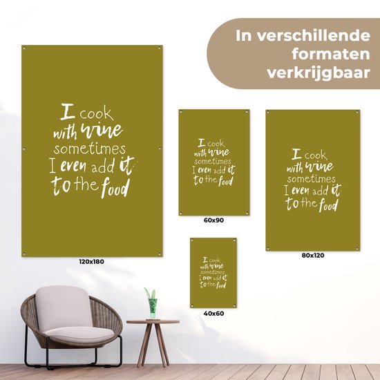 Tuinposter 80x120 cm - Tuindecoratie Wijn quote "I cook with wine sometimes I even add it to the food" met groene achtergrond - Poster voor in de tuin - Buiten decoratie - Schutting tuinschilderij - Tuindoek muurdecoratie - Wanddecoratie balkondoek