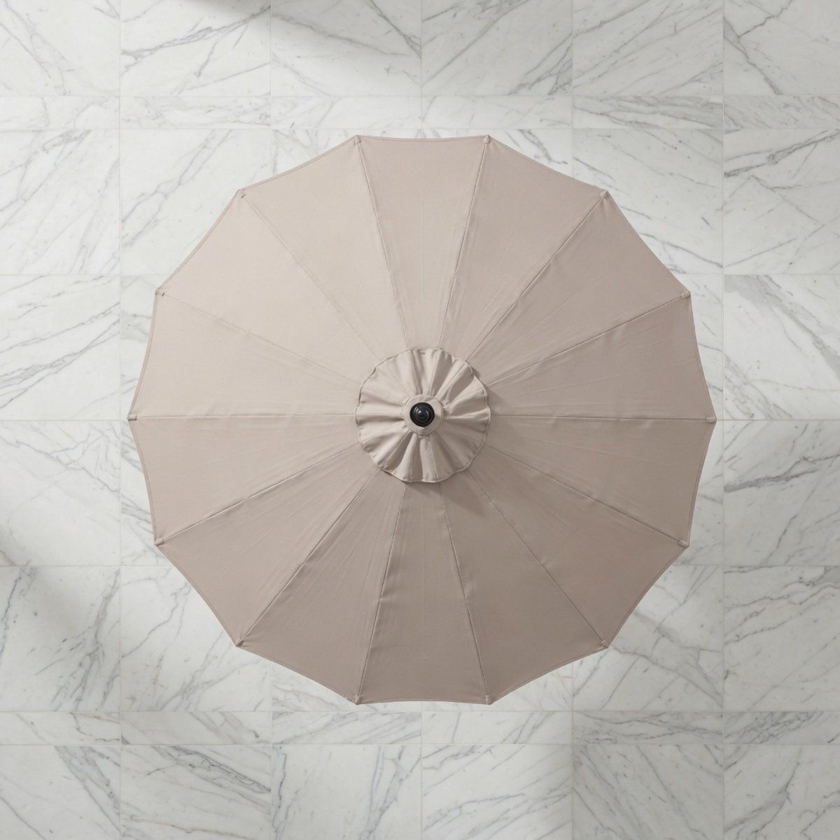 Premium Kantelbare Tuinparasol 265 cm met Zwengel en Ventilatie – 18 Glasvezel Ribben, Aluminium Frame, Weerbestendige Marktscherm Parasol voor Tuin, Terras, Balkon en Strand – Beige – Mobili Bella