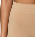 Close-up van een huidkleurige fietsshort met geribbelde tailleband en een stukje huid.